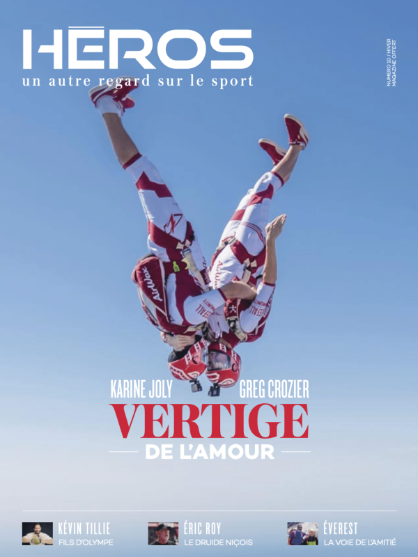 deux personnes qui sautent en parachute freestyle avec la tête en bas